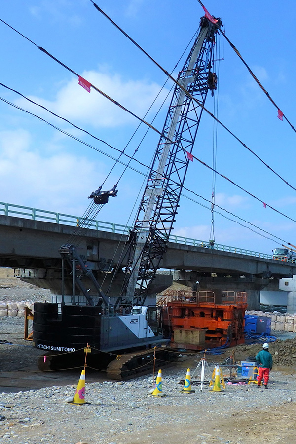 オールケーシング工法による鋼管杭埋設工事（小川橋側道橋）施工中