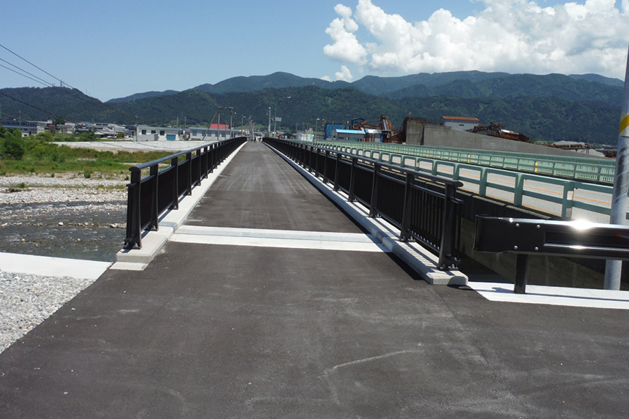 オールケーシング工法による鋼管杭埋設工事（小川橋側道橋）完成